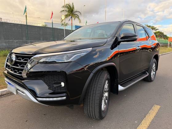 TOYOTA HILUX SW4 2.8 D-4D TURBO DIESEL SRX 7L 4X4 AUTOMÁTICO